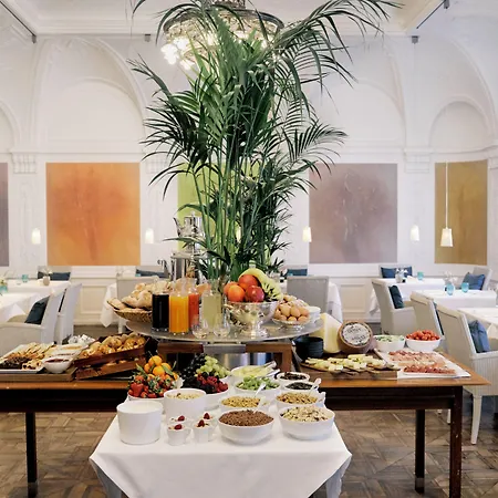 Parkhotel Laurin Готель